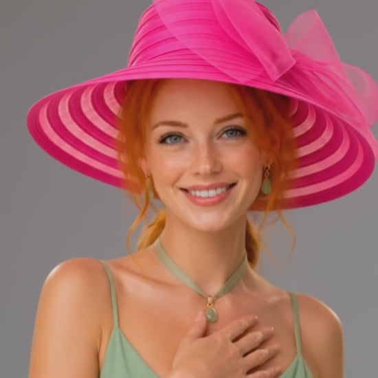 video courte montrant jeune femme de colorimtrie printemps coiffée d'une capelie de cérémonie ou de réception fuchsia | Cap-Chapeau