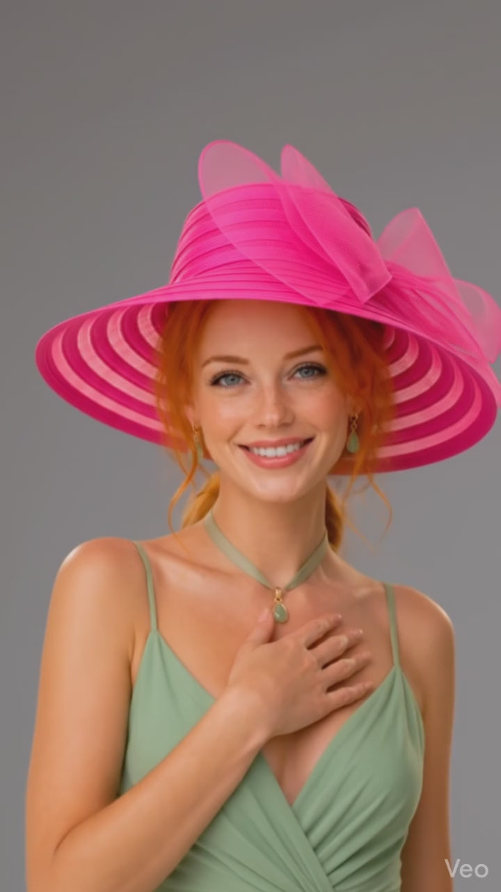 video courte montrant jeune femme de colorimtrie printemps coiffée d'une capelie de cérémonie ou de réception fuchsia | Cap-Chapeau